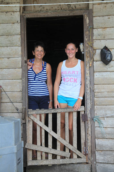 Gina Mom en Caroline Mom op de veranda in het longhouse